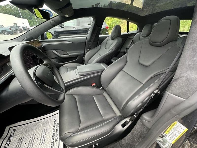 2024 Tesla Model S view 4