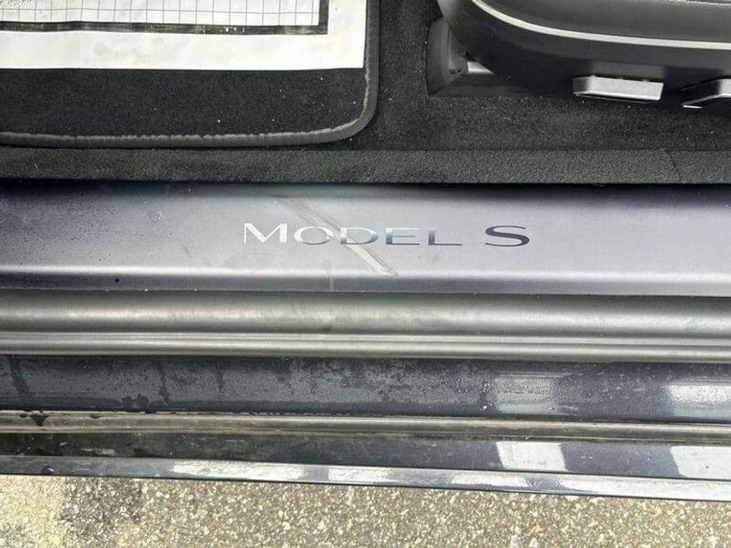 2024 Tesla Model S view 4