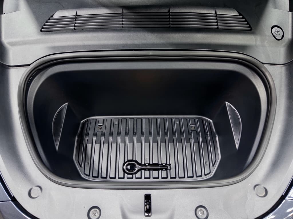 2022 Tesla Model Y view 24