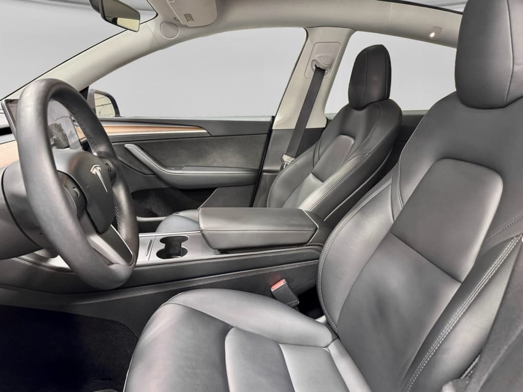 2022 Tesla Model Y view 15