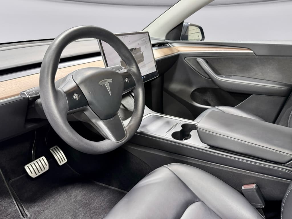 2022 Tesla Model Y view 16