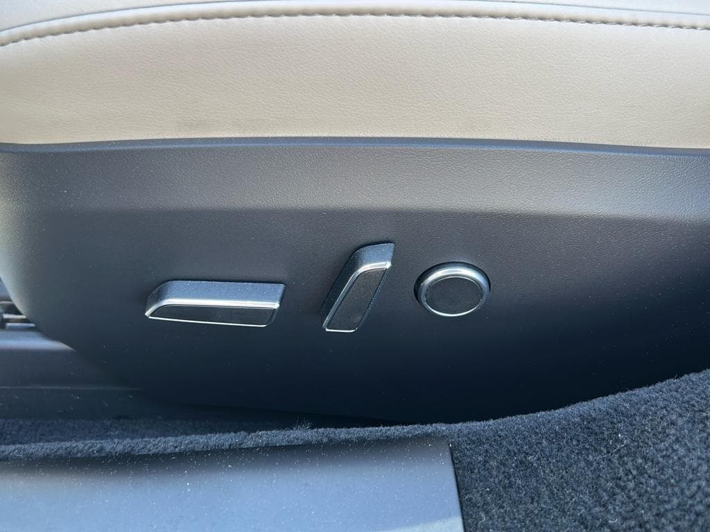 2024 Tesla Model S view 7