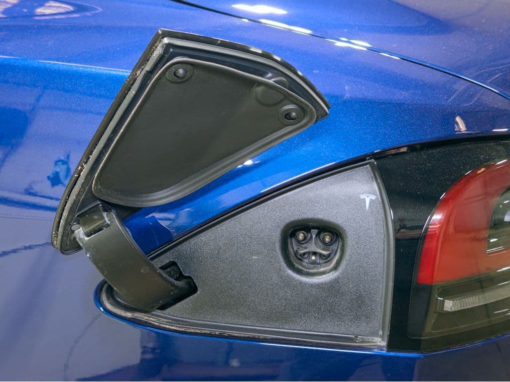 2024 Tesla Model S view 5