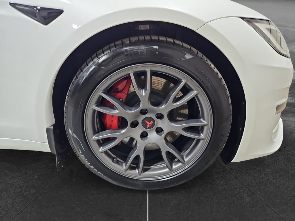 2024 Tesla Model S view 37