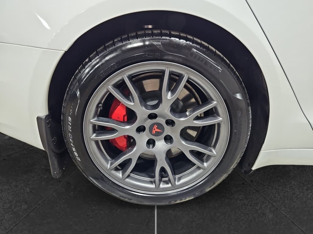 2024 Tesla Model S view 35