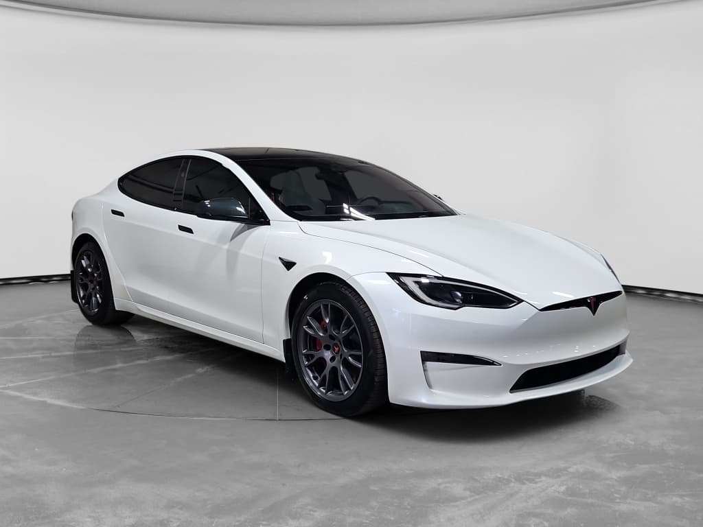2024 Tesla Model S view 4