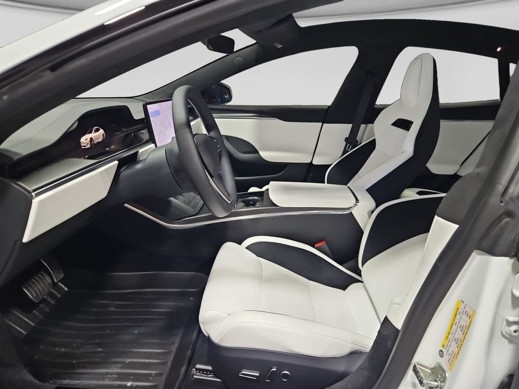 2024 Tesla Model S view 17