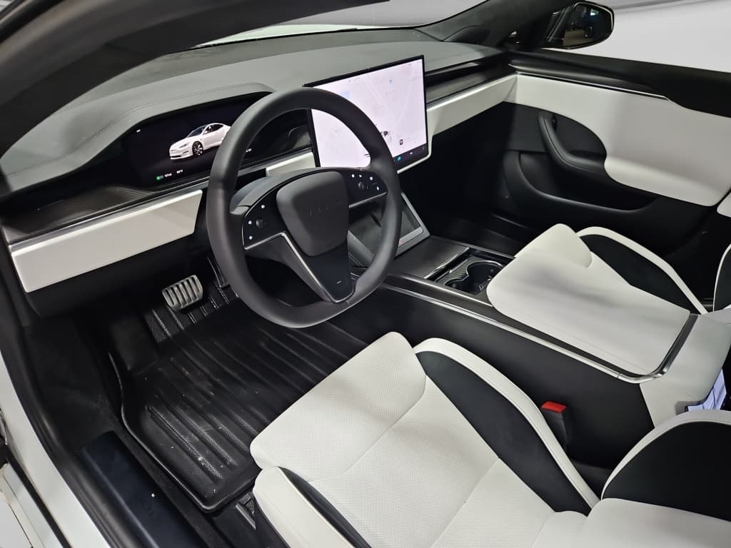 2024 Tesla Model S view 18