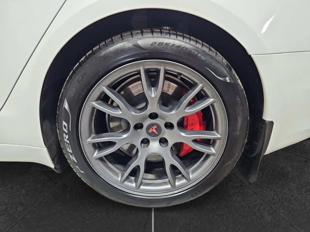 2024 Tesla Model S view 33