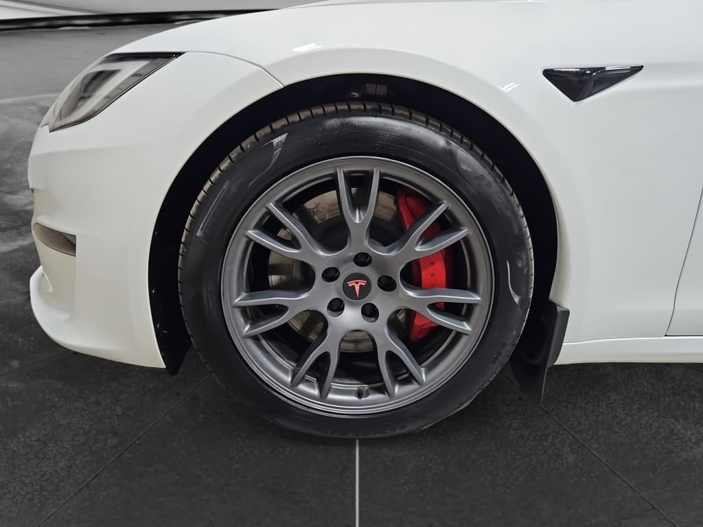 2024 Tesla Model S view 31