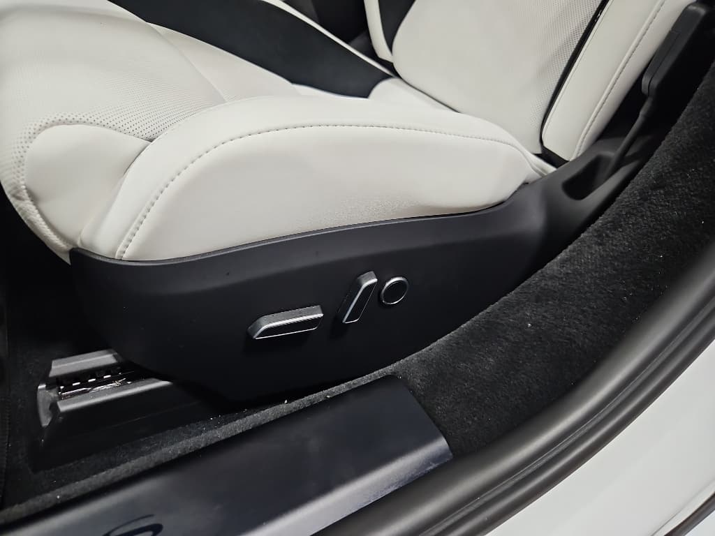 2024 Tesla Model S view 6