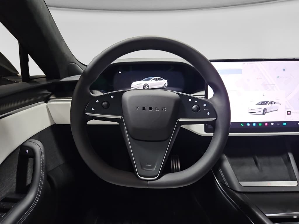 2024 Tesla Model S view 7