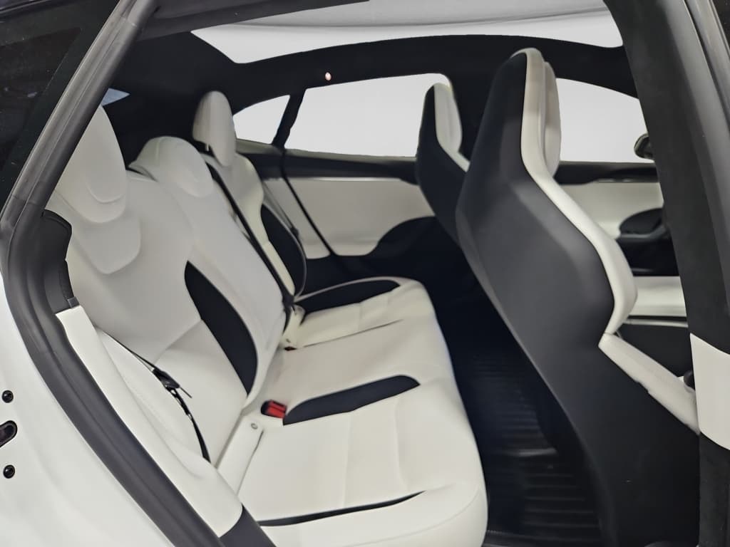 2024 Tesla Model S view 23