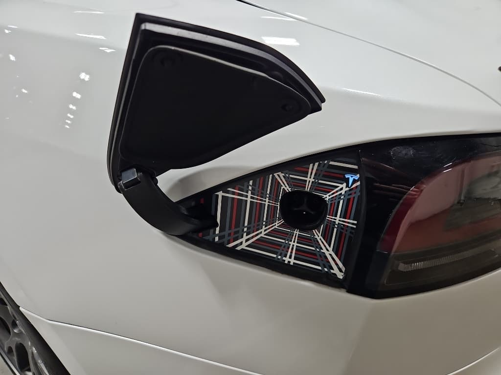 2024 Tesla Model S view 5