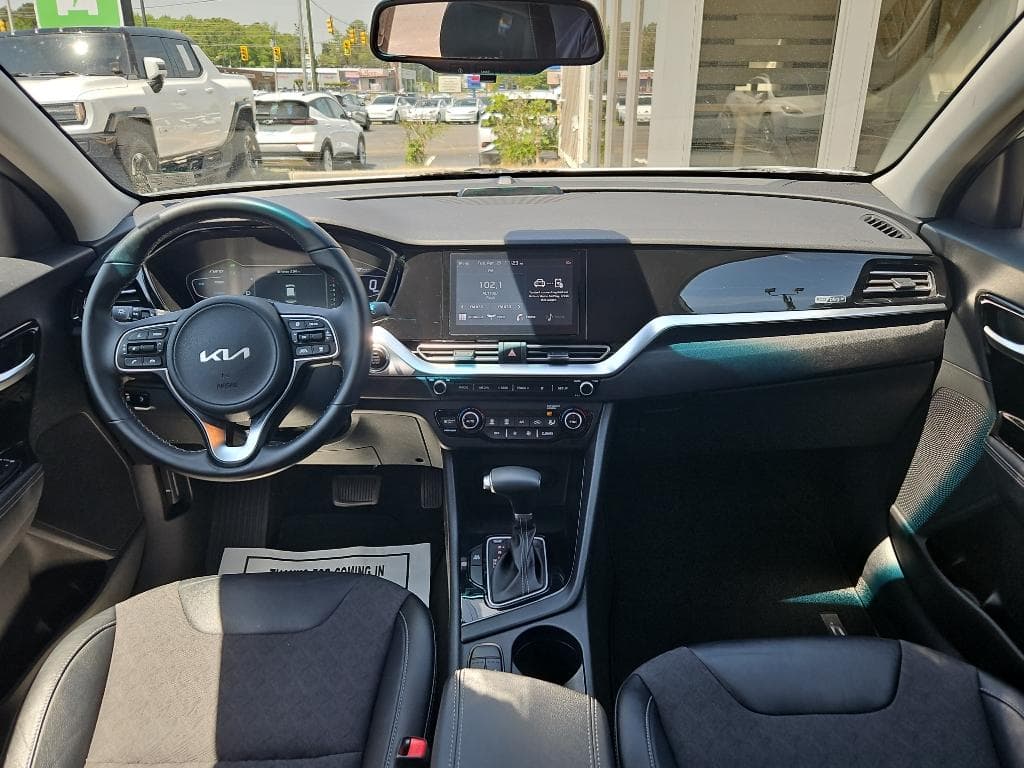 2022 Kia Niro PHEV view 14