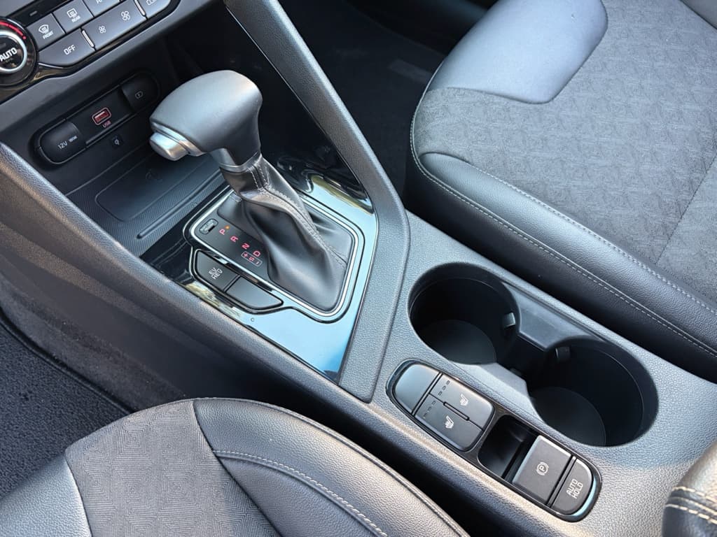 2022 Kia Niro PHEV view 18