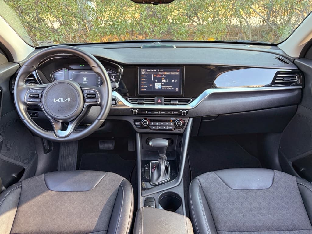 2022 Kia Niro PHEV view 16