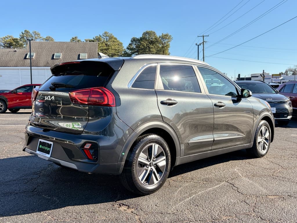 2022 Kia Niro PHEV view 3