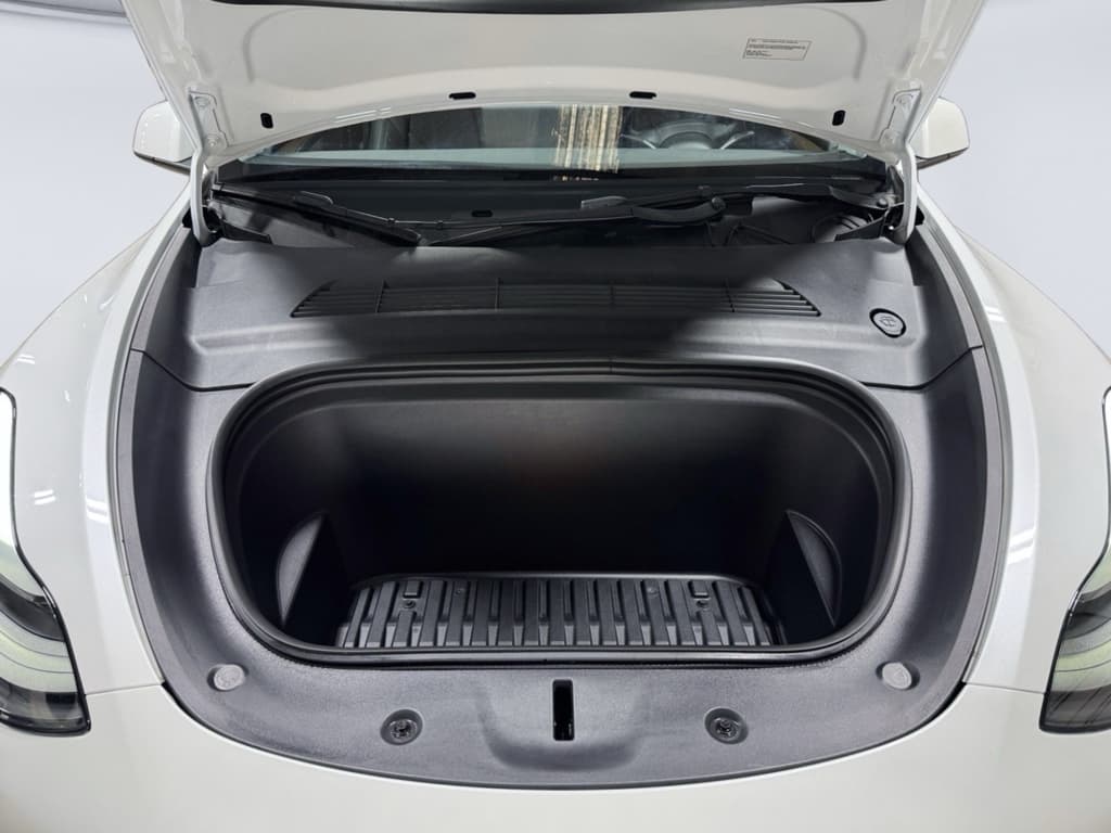 2022 Tesla Model Y view 23