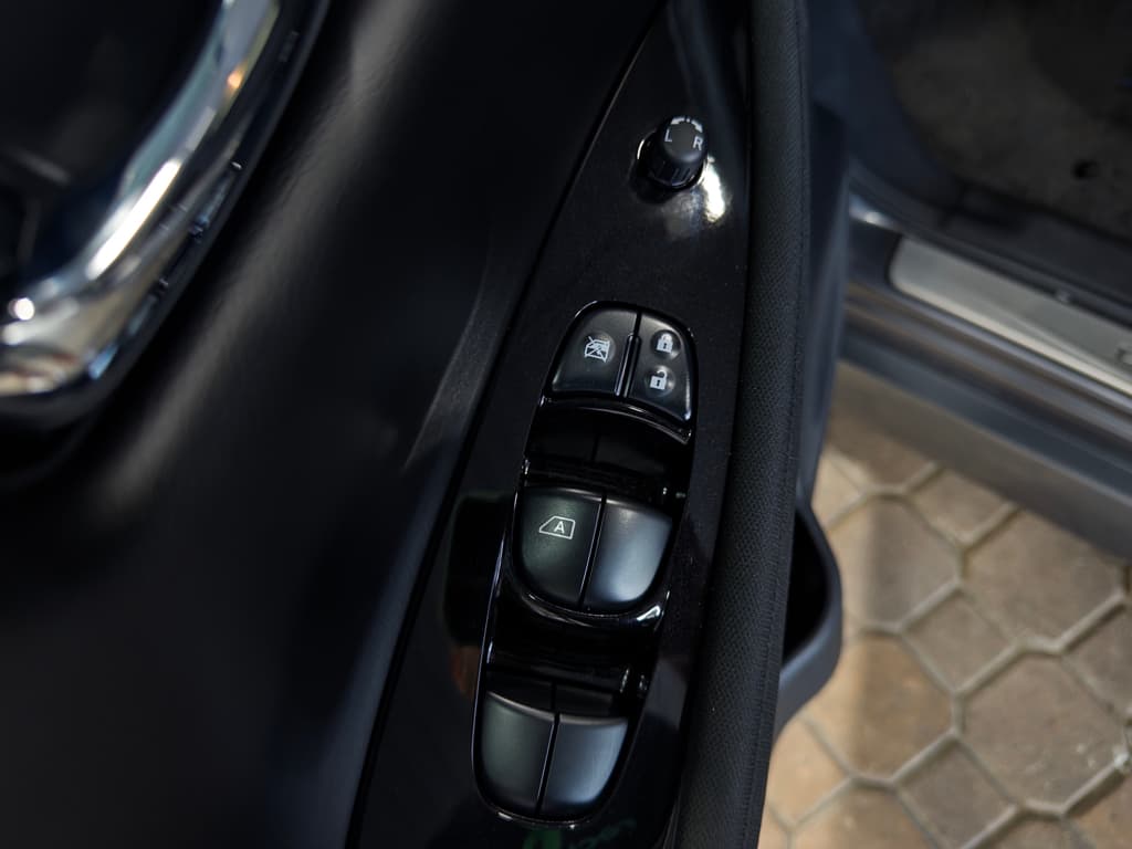 2025 Nissan LEAF view 7