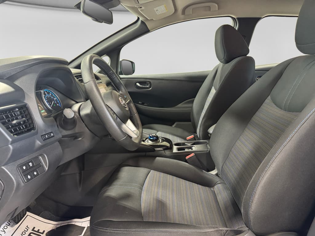 2025 Nissan LEAF view 17