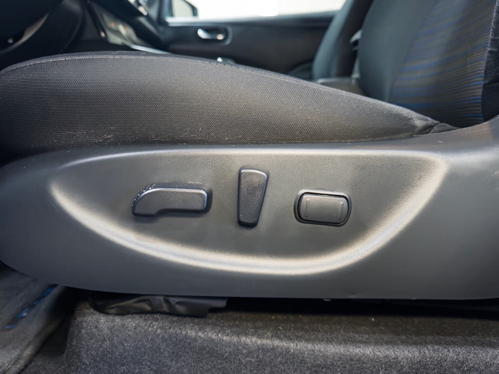 2025 Nissan LEAF view 6