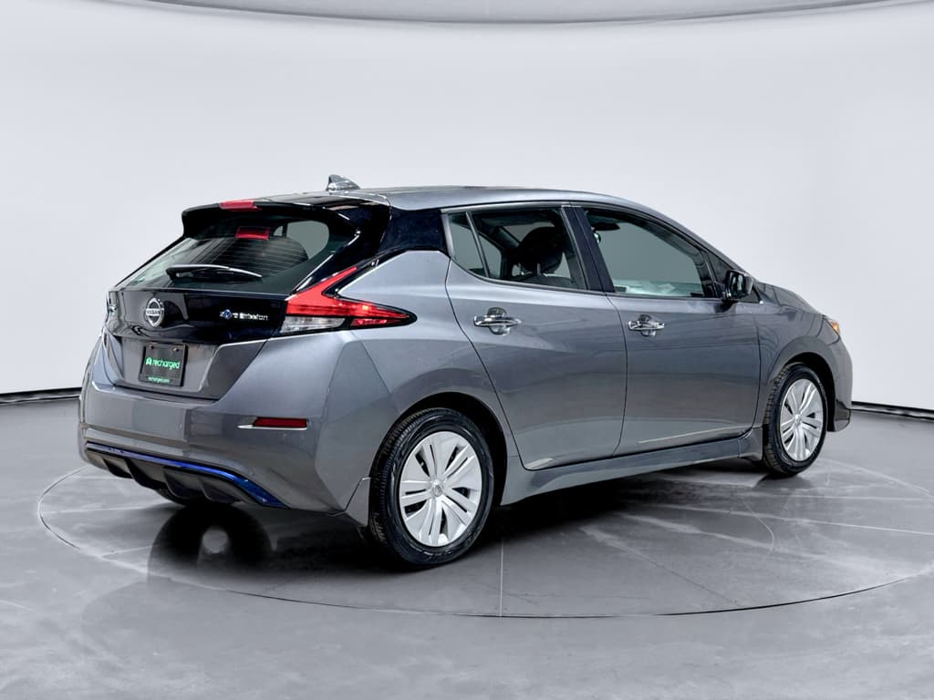 2021 Nissan LEAF view 3