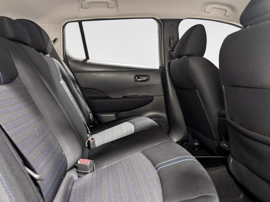 2021 Nissan LEAF view 22