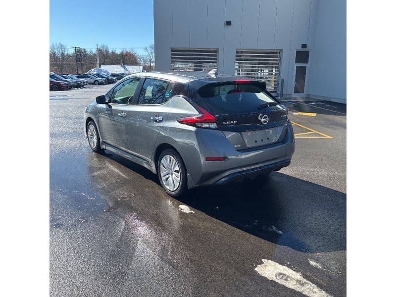 2021 Nissan LEAF view 4