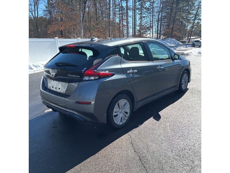 2021 Nissan LEAF view 3