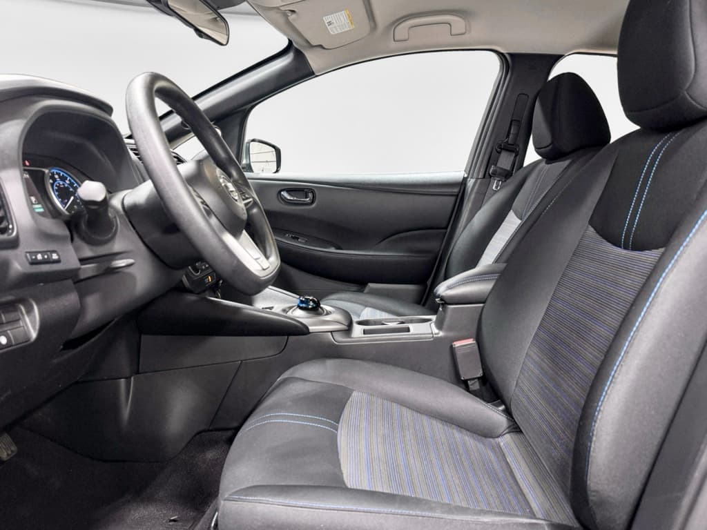 2021 Nissan LEAF view 17