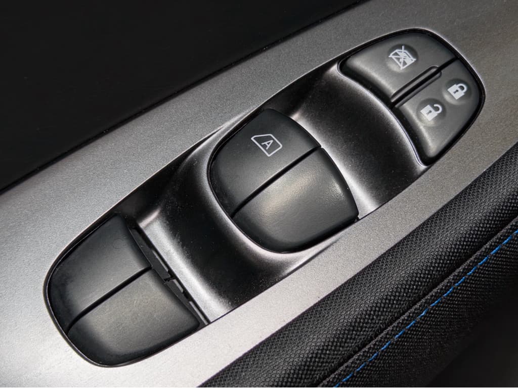 2021 Nissan LEAF view 8