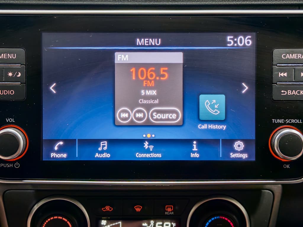 2021 Nissan LEAF view 11