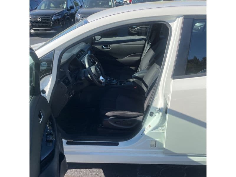 2022 Nissan LEAF view 5