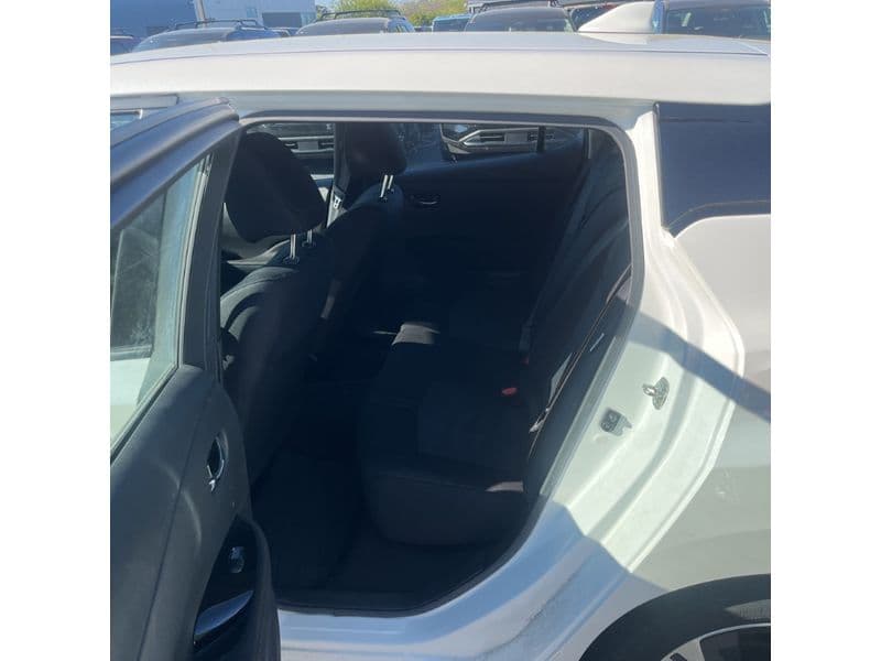 2022 Nissan LEAF view 6