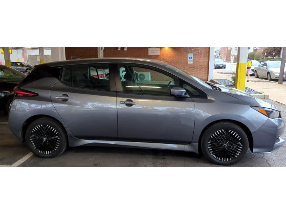 2023 Nissan LEAF view 3