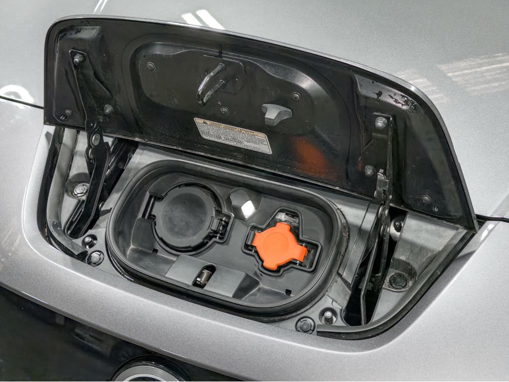 2023 Nissan LEAF view 5