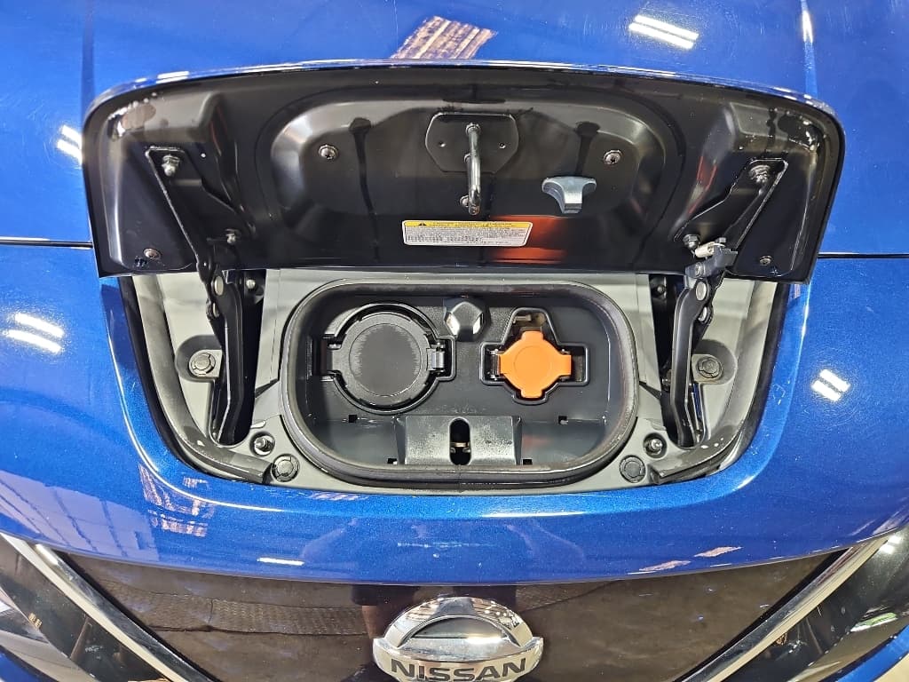 2022 Nissan LEAF view 5