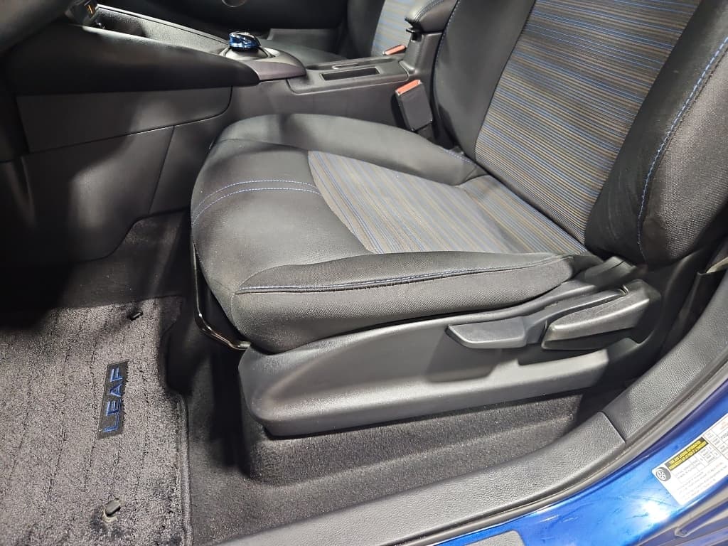 2022 Nissan LEAF view 7