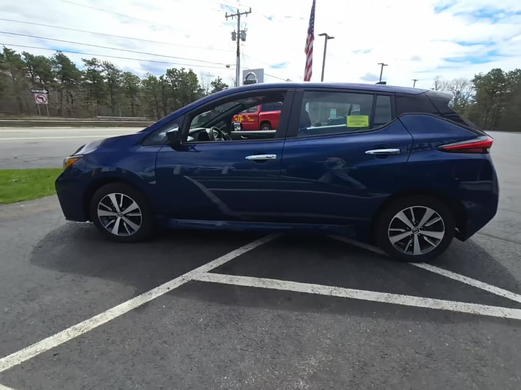 2022 Nissan LEAF view 2