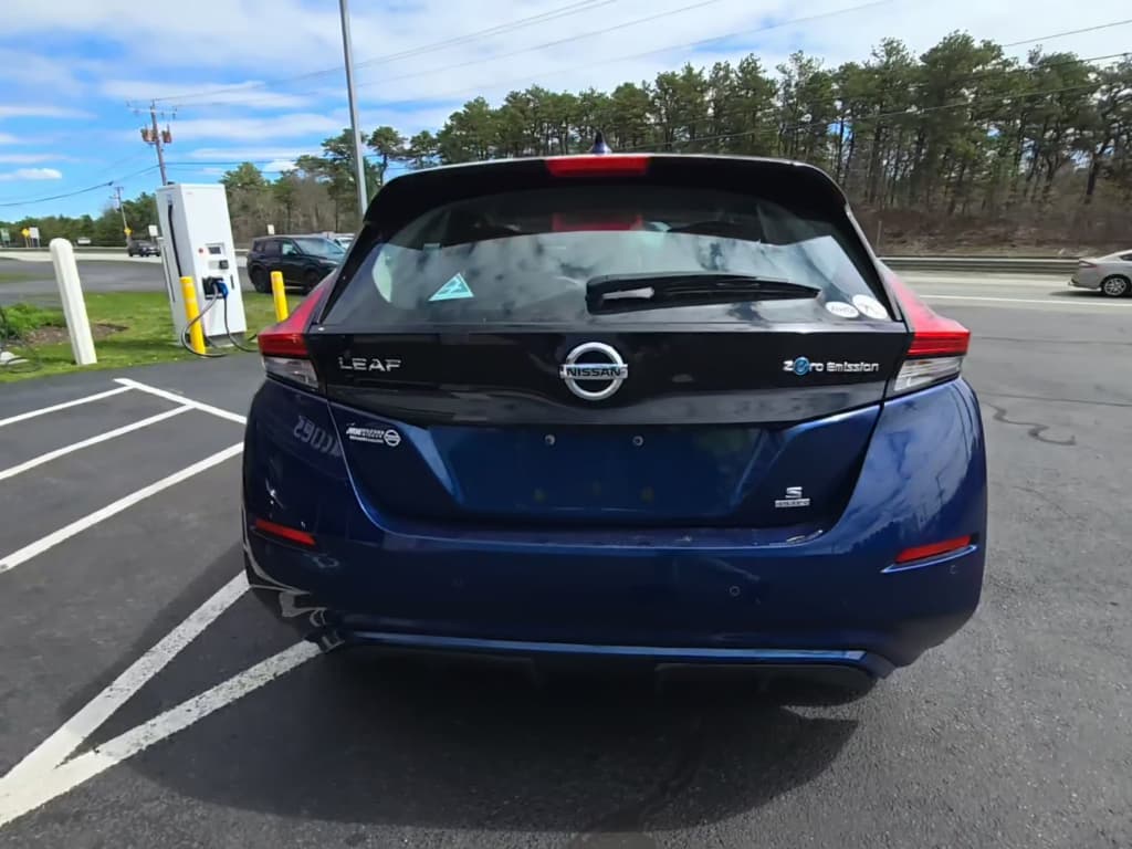 2022 Nissan LEAF view 3