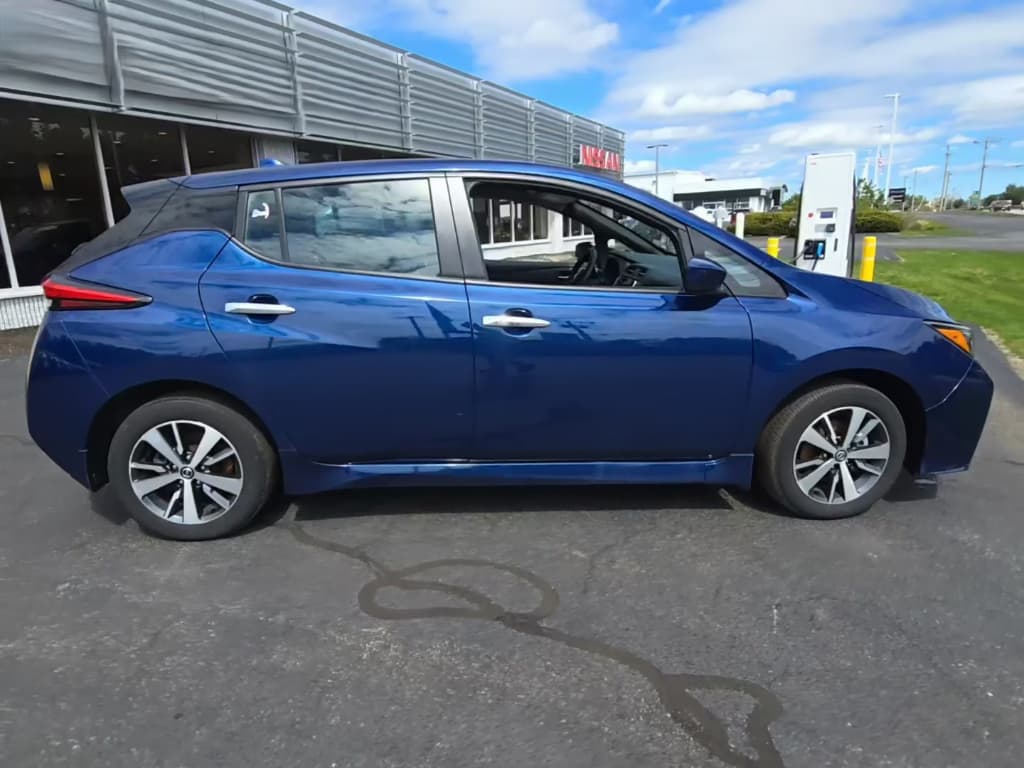 2022 Nissan LEAF view 4