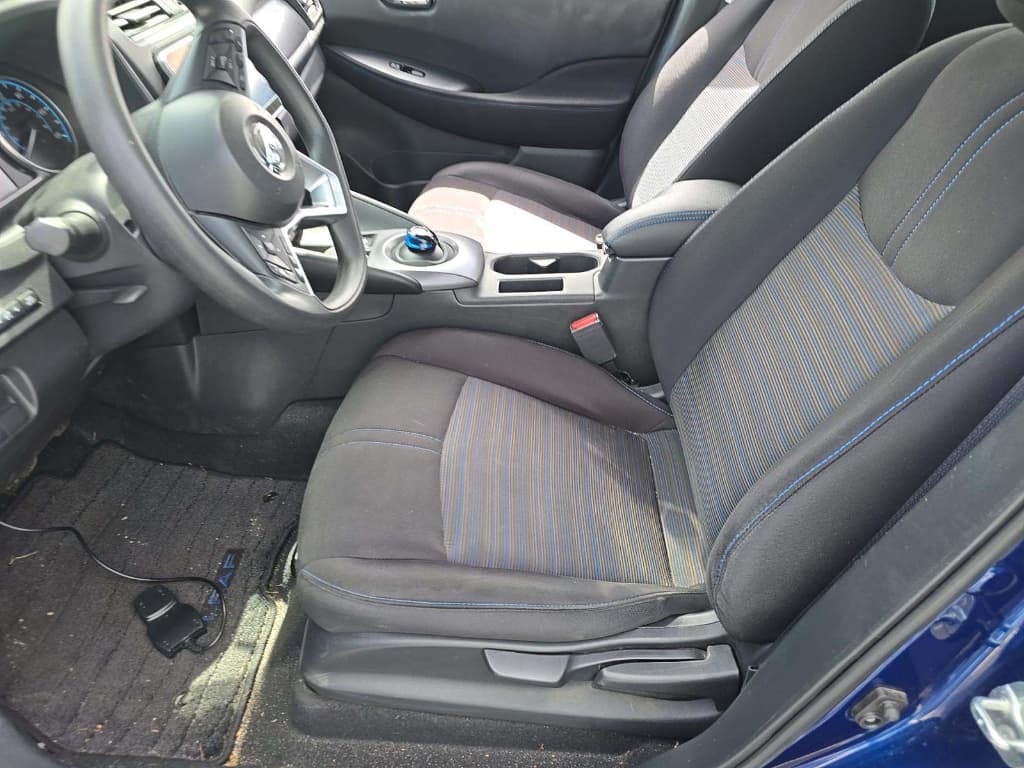 2022 Nissan LEAF view 5