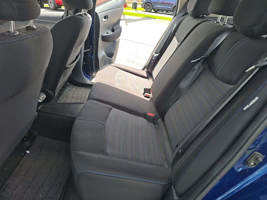 2022 Nissan LEAF view 6
