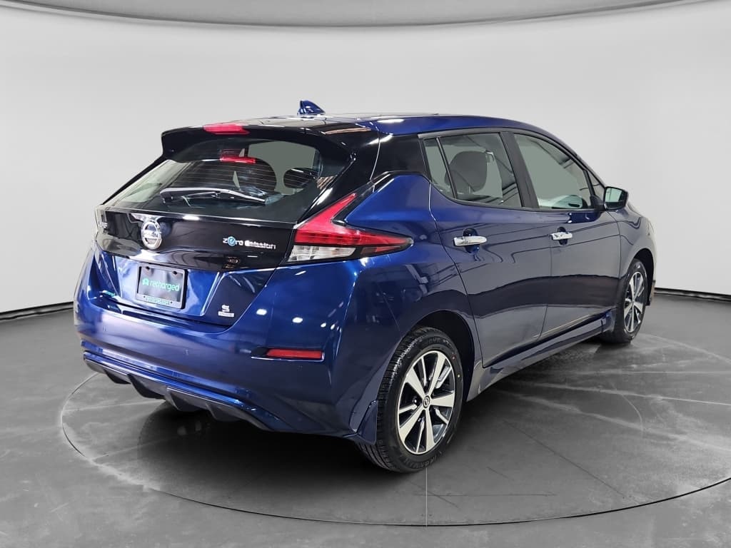 2022 Nissan LEAF view 3