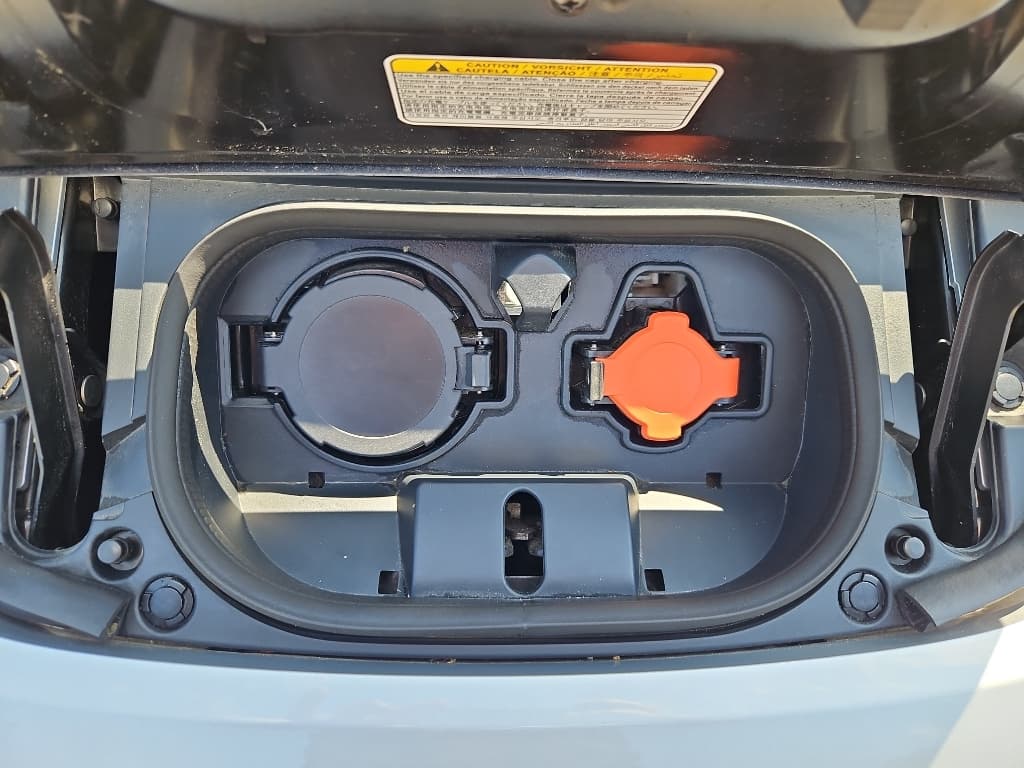 2022 Nissan LEAF view 5