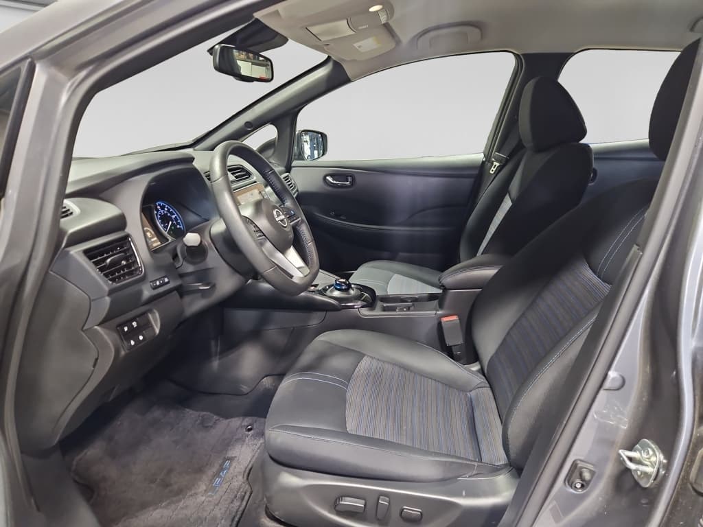 2024 Nissan LEAF view 17