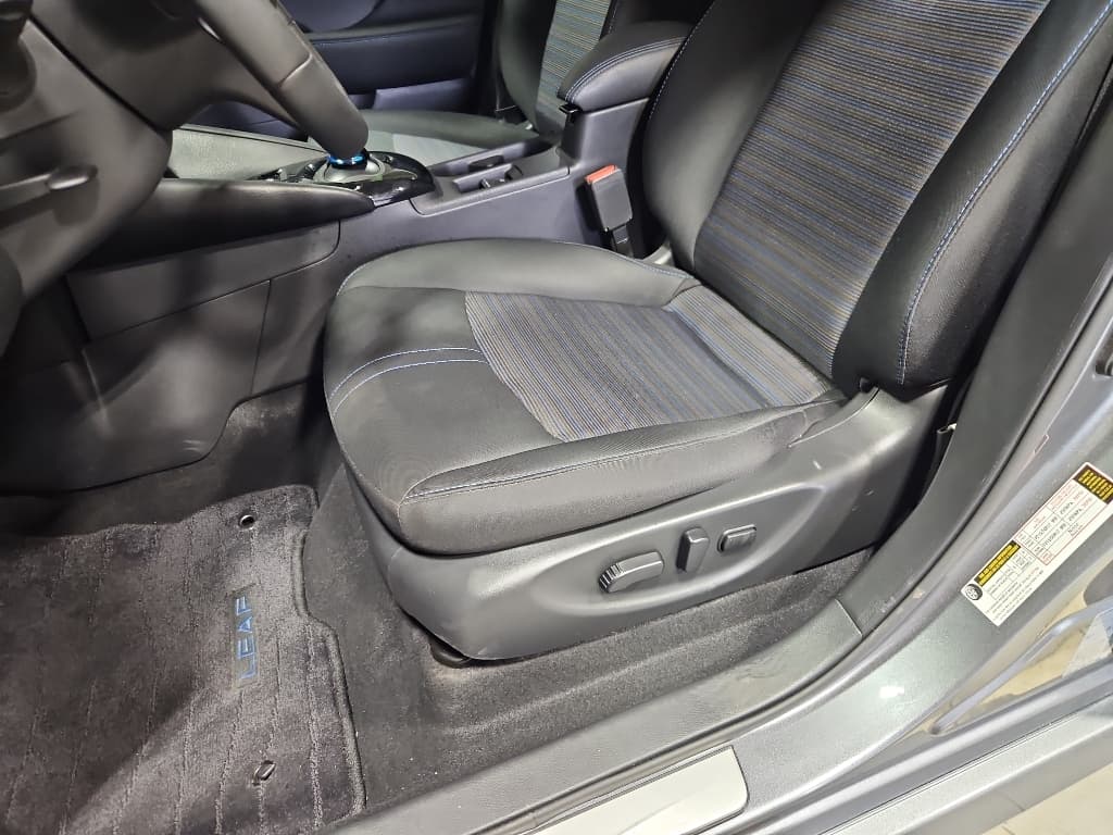 2024 Nissan LEAF view 7
