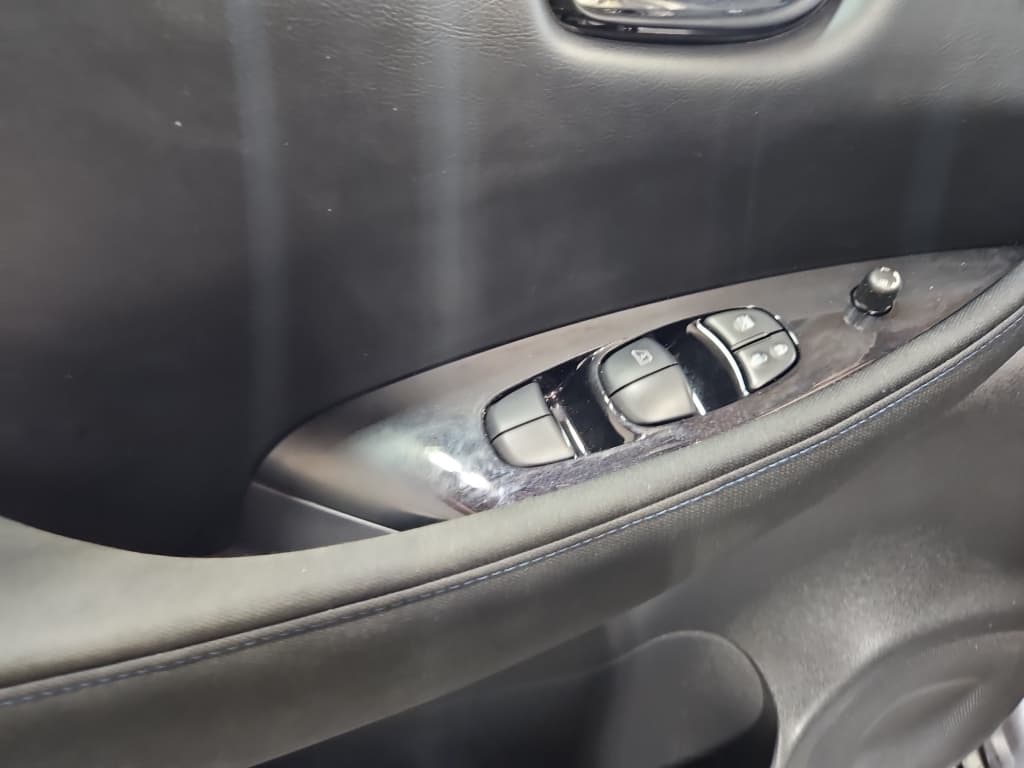 2024 Nissan LEAF view 15