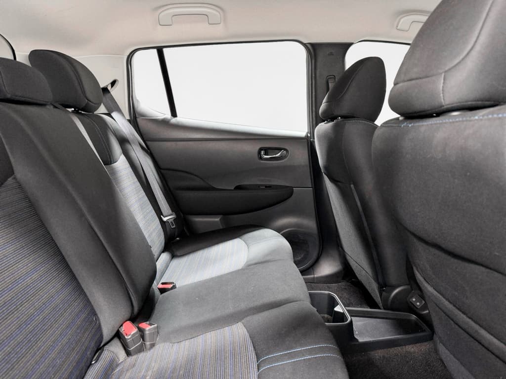 2024 Nissan LEAF view 21
